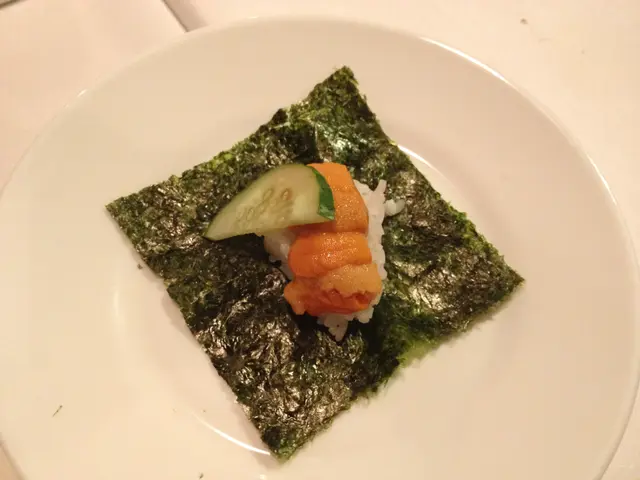 海膽壽司，每人一件