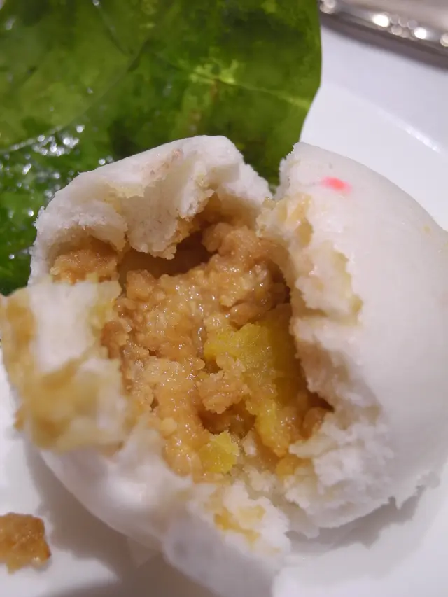 豐厚油香的蛋黃麻茸飽餡