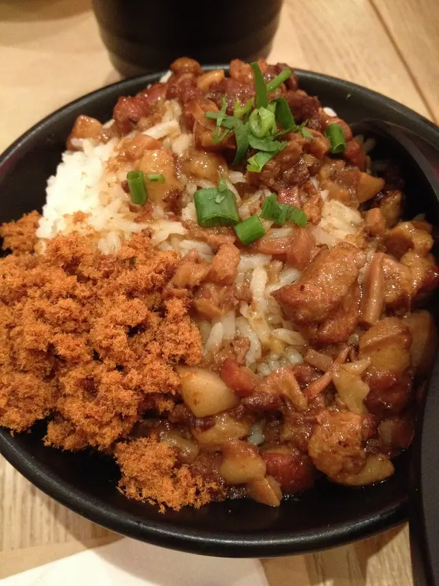 鬍鬚張鹵肉飯