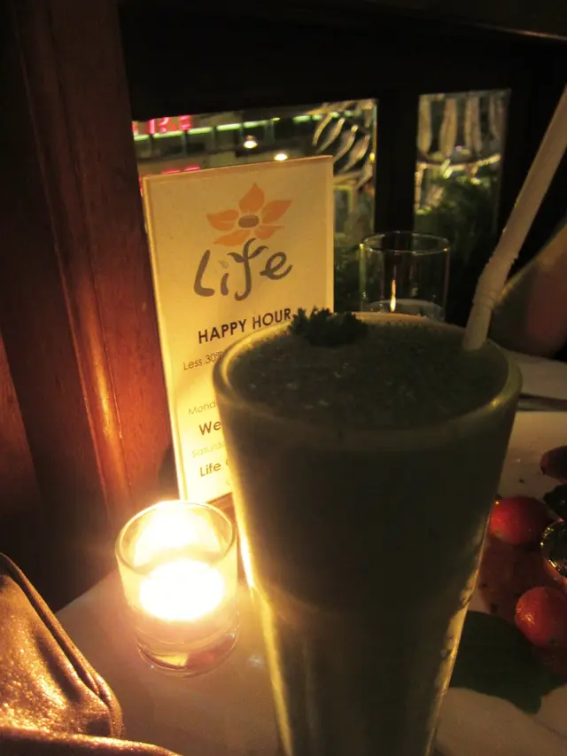 飲品都係"綠色", 因為有"螺旋藻", 仲有有機乳酪及生果。