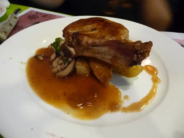 美國厚切豬骨扒拌炸薯(蜜糖燒汁)