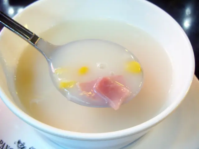 是日餐湯是粟米火腿忌廉湯, 個湯不是好夠熱, 有麵撈粒