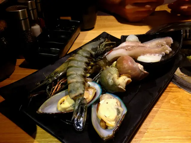 食客每人獲贈 7”海虎蝦/鮑魚一客