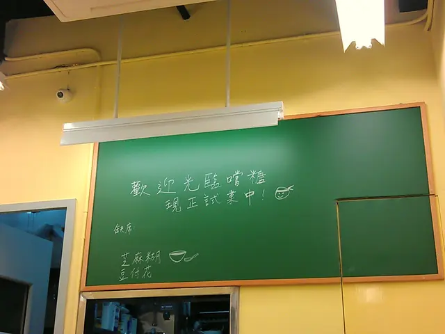 有黑板, 但掛得高高的...