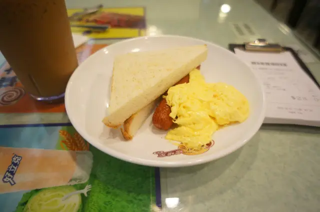 炒蛋、腸仔和多士