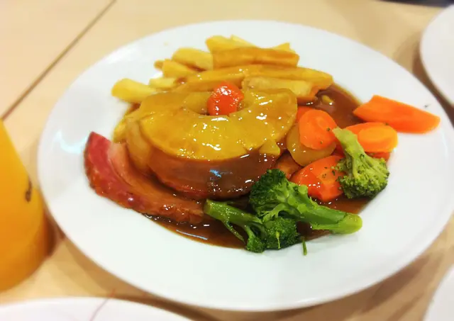 肉桂汁菠蘿火腿排配薯菜