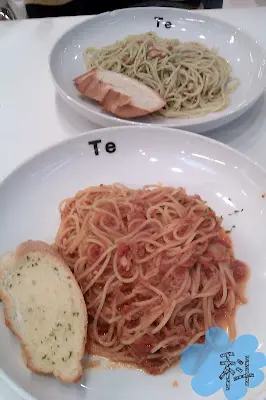 前：意大利香草吞拿魚茄汁意粉；後：香草汁松子意粉。