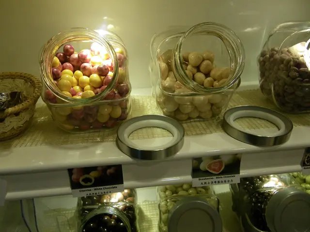 正，左：車厘子白朱古力。  右：士多啤梨白朱古力