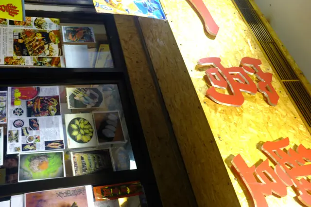 大門上很多食評