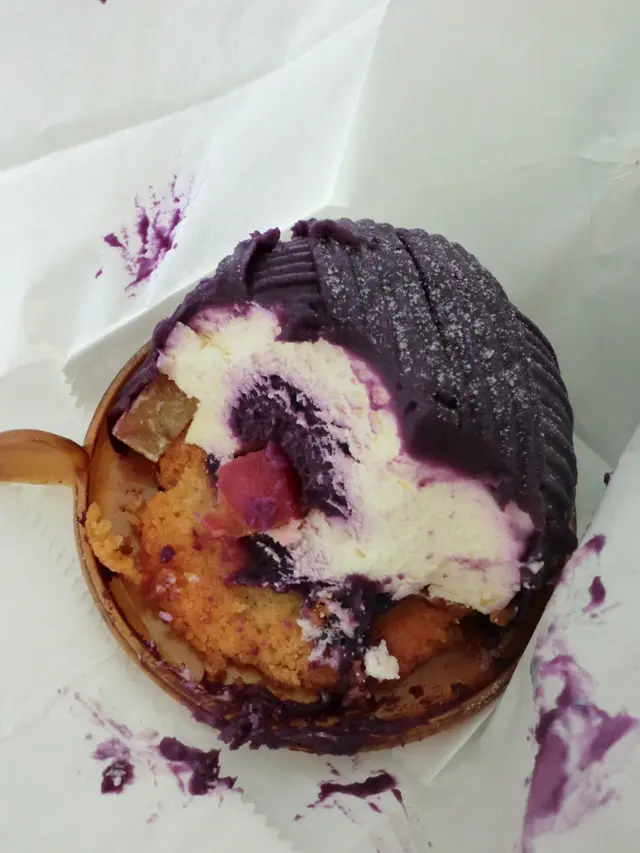 白色慕思部分猶如忌廉般的膩!內藏一些爽口的黃色番薯粒!驚喜!