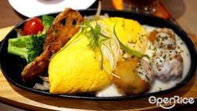 鶏もも揚げたパルメザンチーズ鉄板オムレツ - 銅鑼灣的盛八食堂