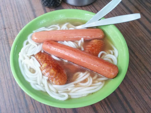雞翼腸仔米線
