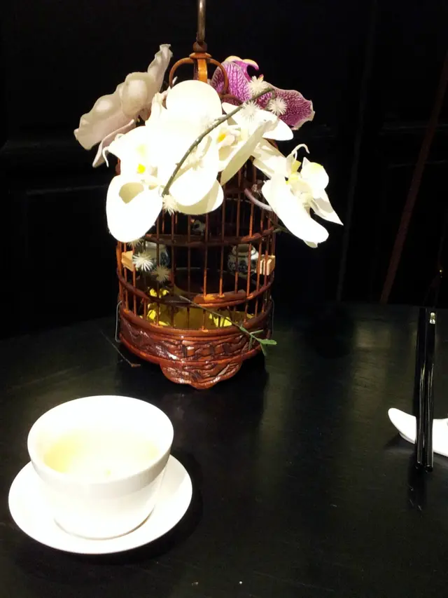 枱面有一個小雀籠，本來以為只是裝飾，後來發現可以把劃點心紙的鉛筆插入去