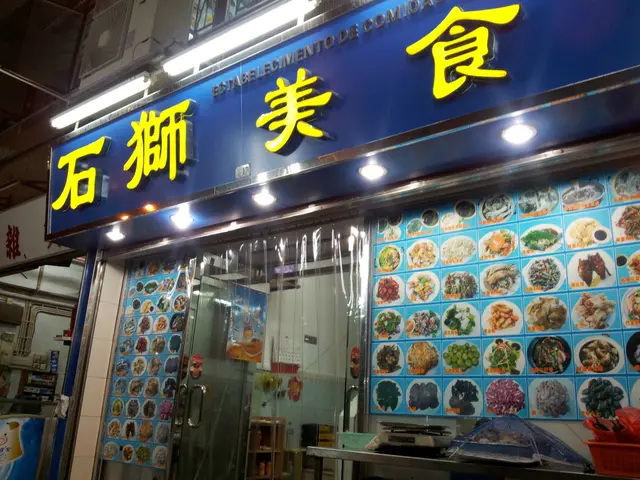 門口放了不少海鮮, 螄蚶, 水魚, 蝦, 蟹等