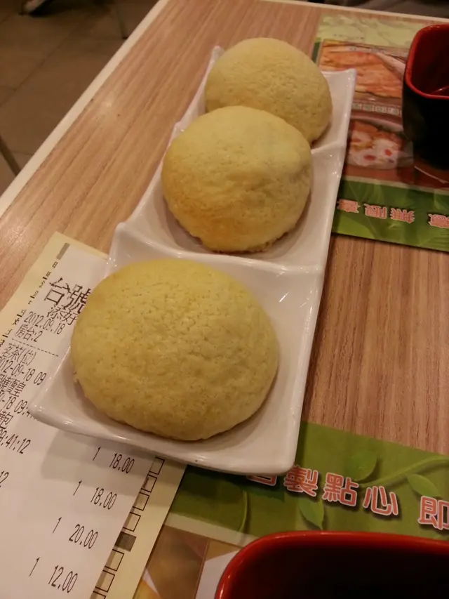 酥皮焗叉燒包,凍的...