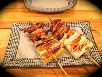 大荵雞肉: 串得不正宗但雞肉嫩滑，大荵很新鮮。$28一串。不錯。