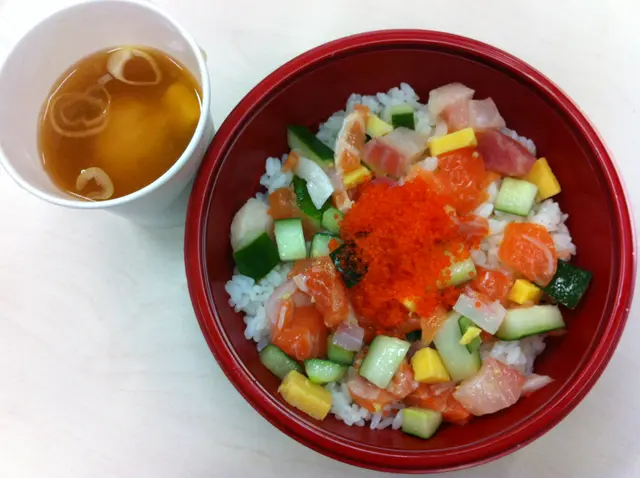 有料沒味的角切魚生飯