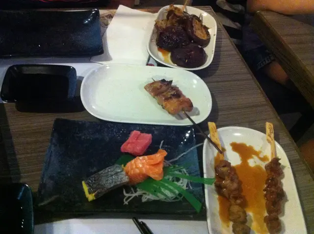 串燒一隻碟放一串....