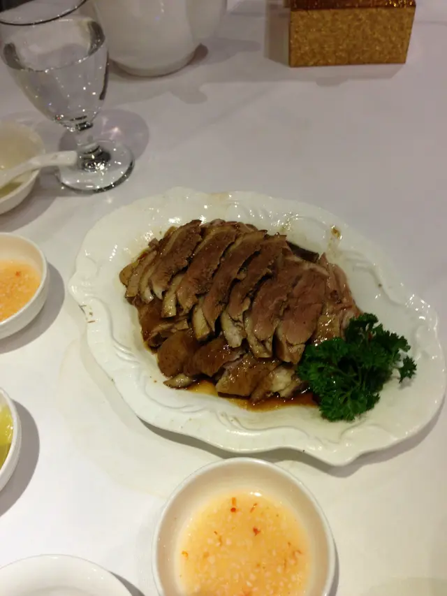 鹵水鵝,肉鬆但帶肥