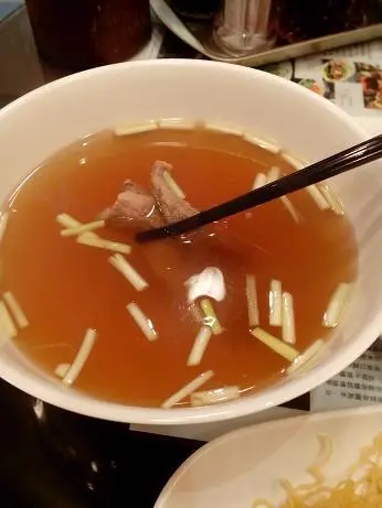 牛肉要放在(♨)热汤里浸熟的