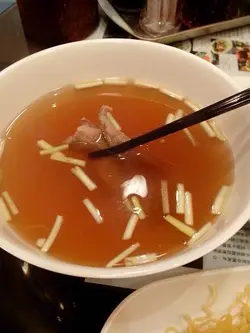 牛肉要放在(♨)热汤里浸熟的