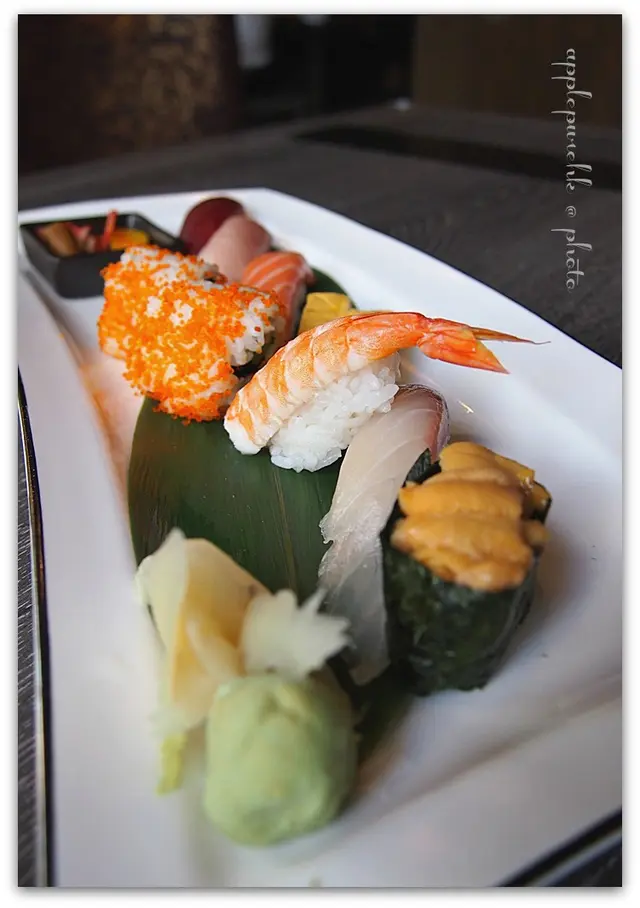 前排,有海膽、蝦、蟹子壽司...