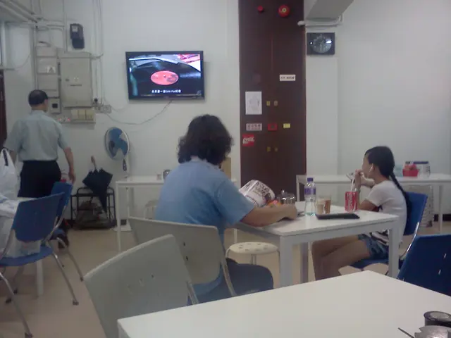 簡單的小食堂,都有電視直播。幾好吖!