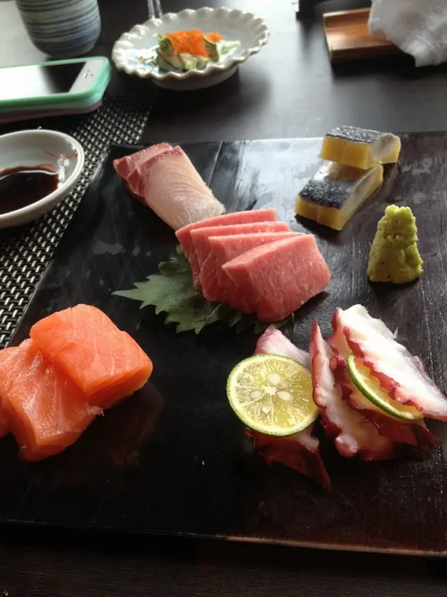 大家大可看看圖片, 那有自助餐提供這樣的魚生????