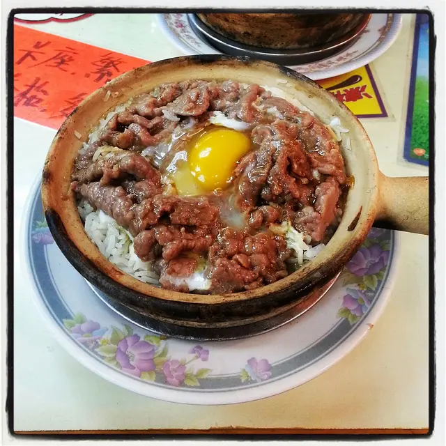 窩蛋牛肉煲仔飯