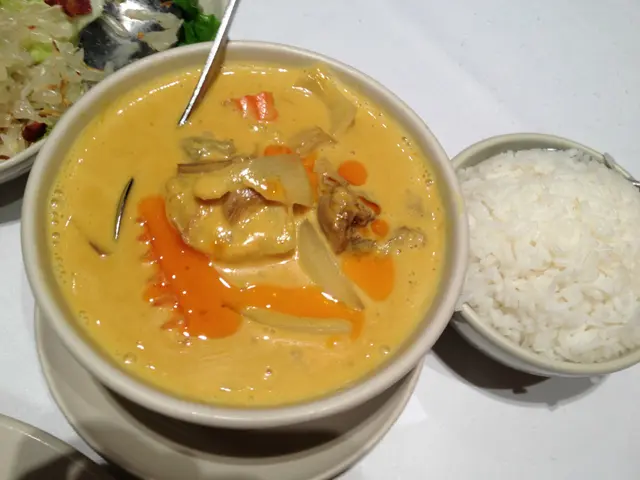 咖哩牛筋腩 - 較甜、一點也不辣、只有兩、三粒牛筋、牛腩又硬又瘦。