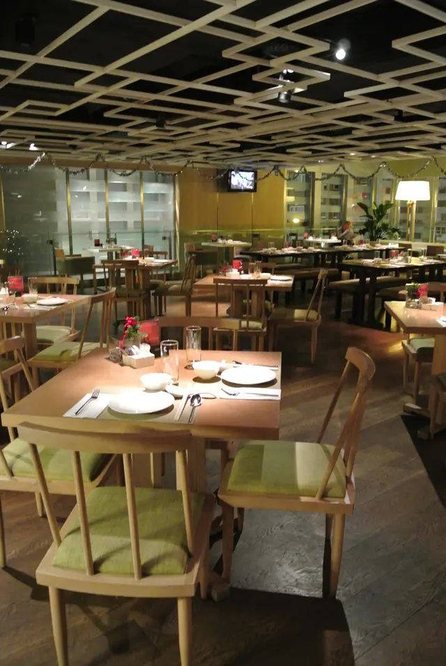 用餐區擺放著適合小家庭的四人方形木桌