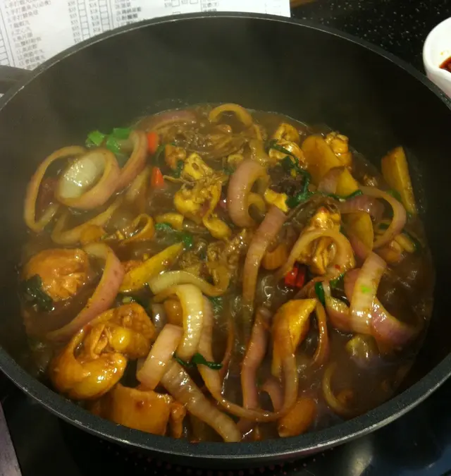 cuisine review 鸡煲好吃,其他一般 红薯粉是最好吃的了;牛丸普通