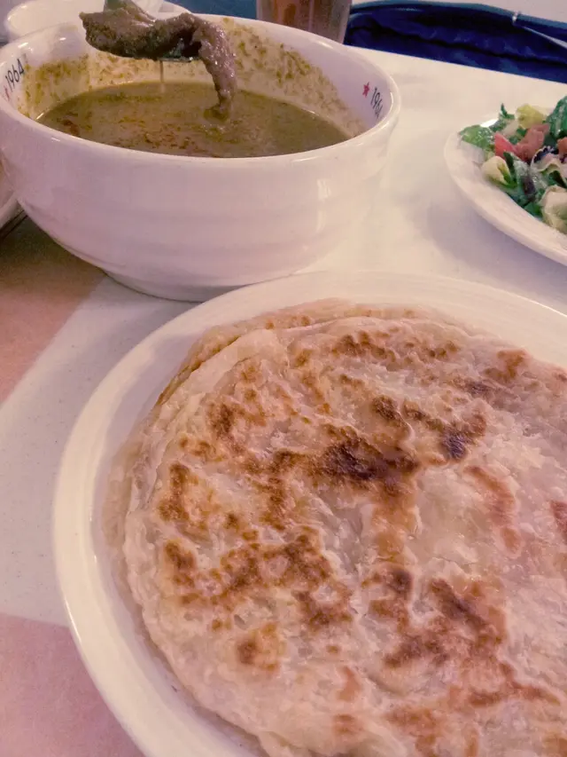 咖喱似泰式黃咖喱,沒什香料味;牛肉淋得過份,完無咬口