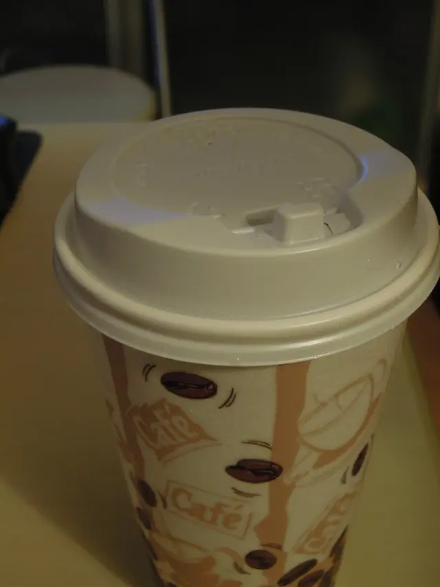 用咖啡杯盛熱湯，有趣！