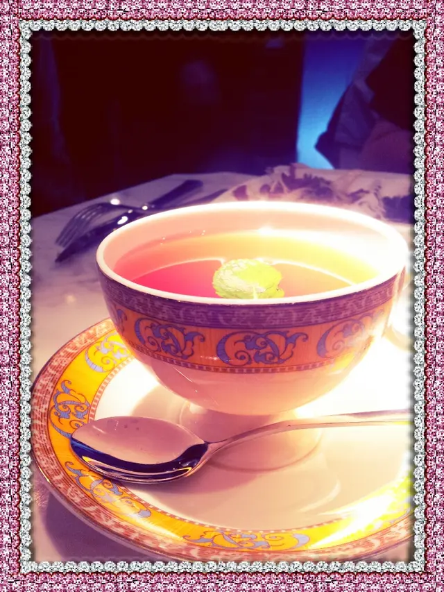 荔枝茶-半飄浮的一小片薄荷葉帶來薄荷清香