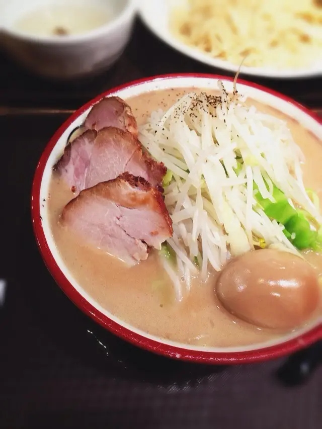「人氣 No.1」豬骨濃湯半熟蛋拉麵