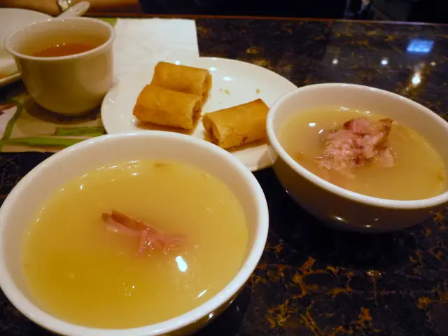 飲茶之餘，叫埋湯飲，今次都係第一次。無味精的中式湯，好鮮甜，連湯渣都食埋！