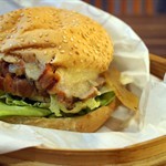 脆皮燒腩漢堡 ("crispy skin roast pork belly burger")