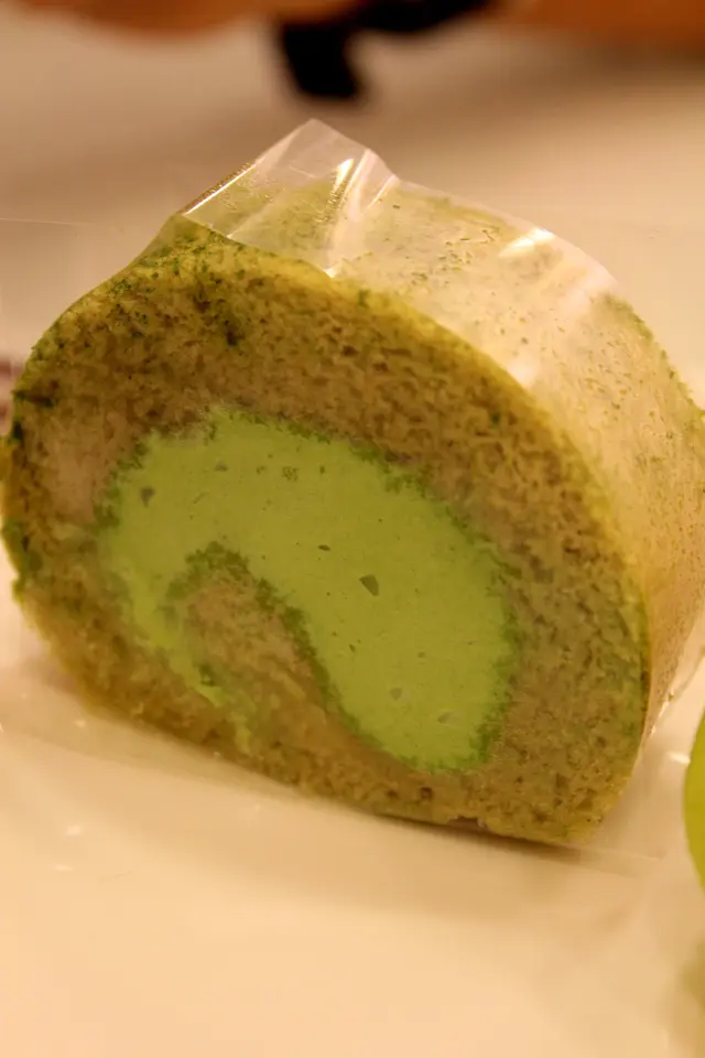 Green tea Swiss roll