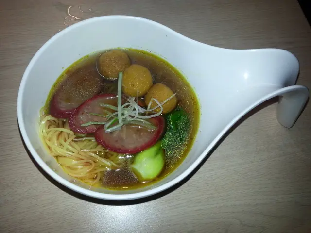 咖喱魚蛋紅腸麵