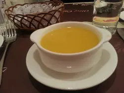 set dinner 跟的pumpkin soup好难饮 粉开水的 完全无味 又稀