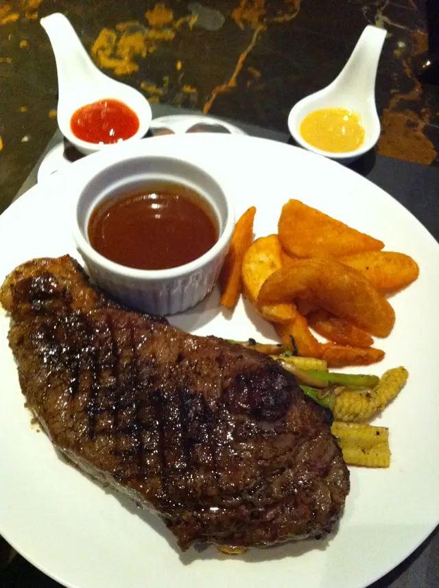 主菜六選一真係好難簡，最終我地決定加30蚊upgrade，食安格斯牛扒！！