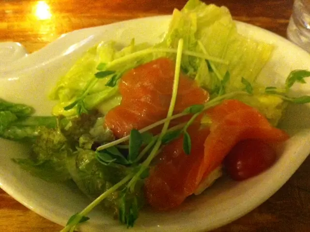 前菜:三文魚沙律, 非常開胃爽口