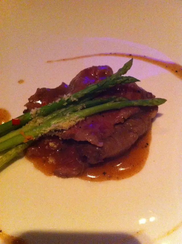 加拿大銀都靈小排配里昂汁伴芝士烤焗露筍!入口鬆軟有咬感