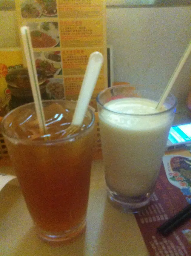 凍蜂蜜雪梨茶 $10 凍椰汁 $7