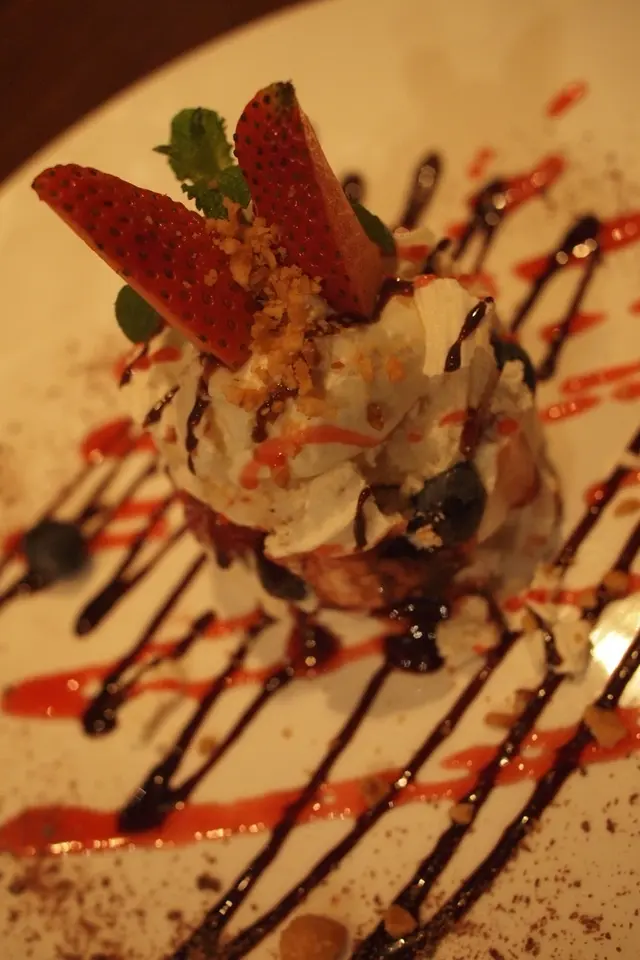 榛子蛋白配雜苺及朱古力醬，美得難以致信!就是點來看看也滿足了!