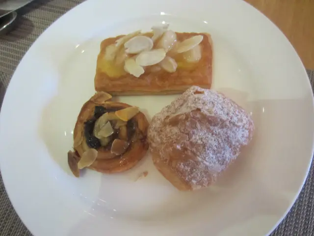 蘋果卷,杏仁酥同唔知哂o野酥