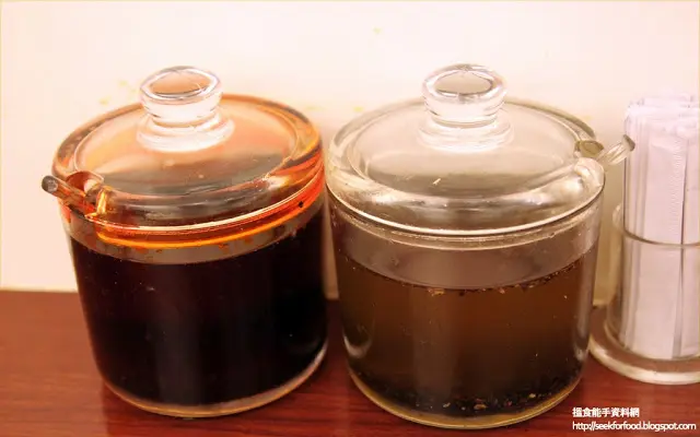 黑椒油 (綠) 和辣椒油 (紅)，其中前者坊間少見，加進麵內味道更香，亦不會蓋過魚介豬骨湯的美味。