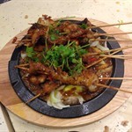 鐵板鱔配黑椒汁，又香脆又juicy
