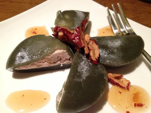 服務員介紹了這款甜品給我們, 不太甜. 像是雪米磁, 皮是綠茶裡面是紅豆味.推介!!